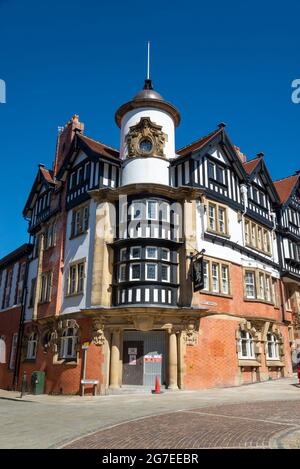 Le « White Lion » un vieux pub et un point de repère à Underbank, Stockport, Greater Manchester, Angleterre. Les étages supérieurs sont maintenant convertis en appartements. Banque D'Images