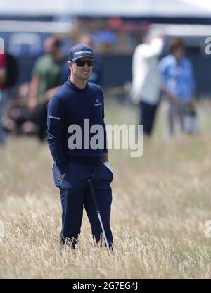 13 juillet 2021 ; le Royal St. George's Golf Club, Sandwich, Kent, Angleterre ; le 149e Open Golf Championship, journée d'entraînement ; Justin Rose (ENG) en attendant son tour pour jouer au 2ème green Banque D'Images