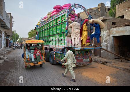 Chargement de blé dans un camion stationné sur le marché de Sindh, au Pakistan Banque D'Images