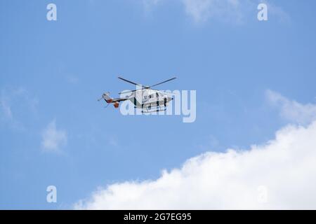 Galice, Espagne; 8 juillet 2021: Hélicoptère de surveillance de la circulation civile Guardia avec système de caméras volant. Surveillance de la circulation Banque D'Images