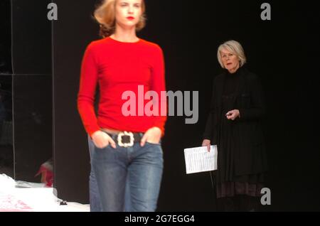 Betty Jackson, designer de mode, lors de son spectacle de printemps à la London Fashion week, qui s'est tenu au Natural History Museum de Londres. Banque D'Images