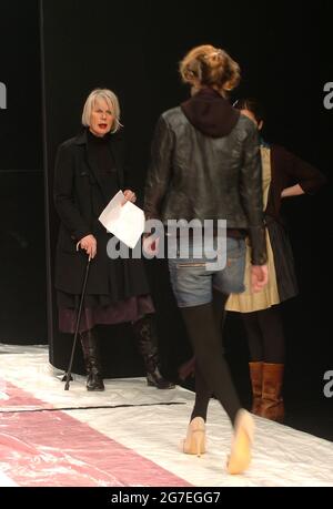 Betty Jackson, designer de mode, lors de son spectacle de printemps à la London Fashion week, qui s'est tenu au Natural History Museum de Londres. Banque D'Images