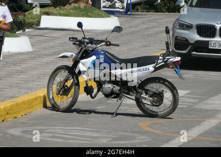 Moto de police à Arequipa Pérou garée Yanahuara sirène de vélo lumières rapide de capture voleurs police signe signe dehors arrêt de la route arrêter arrestation arrestation arrestation Banque D'Images