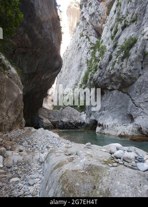 Le long fleuve Verdon, dans le sud-est de la France, traverse les montagnes Banque D'Images