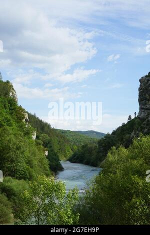 Le long fleuve Verdon, dans le sud-est de la France, traverse les montagnes Banque D'Images