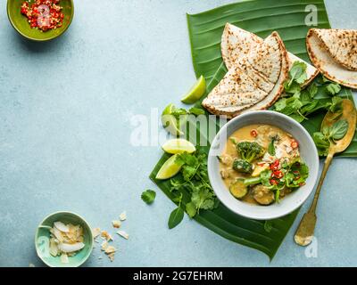 Curry de légumes et rôti de noix de coco sur les feuilles de palmier Banque D'Images