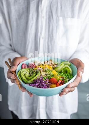 Buddha Bowl étant tenu dans les mains d'une personne Banque D'Images