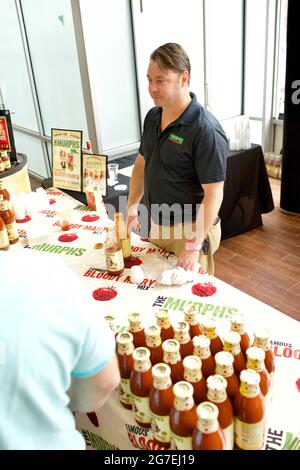 La NYC Hot sauce Expo 2017 a eu lieu au Brooklyn Expo Center. De nombreux vendeurs de sauce chaude partagent des échantillons de leurs produits. Banque D'Images