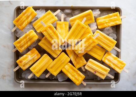Mango Lassi Poppciles sur une surface en marbre Banque D'Images