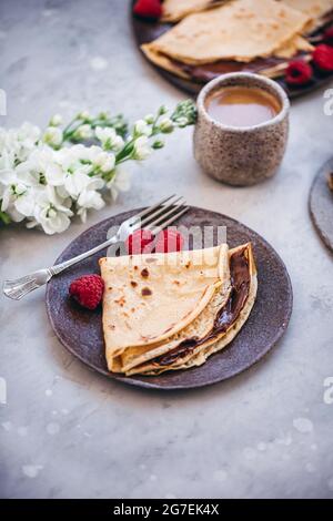 Crêpe avec tartinade au chocolat servie sur une assiette Banque D'Images