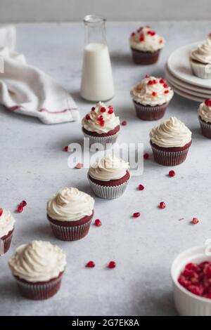 Cupcakes en velours rouge sur une surface de travail blanche Banque D'Images