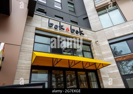 Kirkland, WA États-Unis - vers juillet 2021 : vue à angle bas d'un restaurant de poulet frit à Bok A Bok dans le lac Totem. Banque D'Images