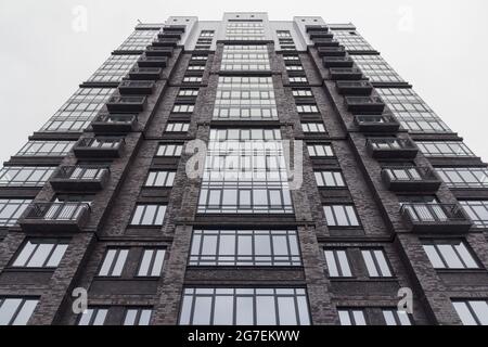 Nouveau bâtiment de haute élévation contre le ciel. Paysage urbain. Urbanisation. Photo d'un appartement de grande hauteur récemment construit Banque D'Images