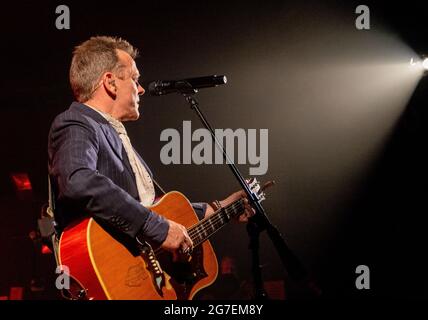 Un acteur canadien d'origine britannique, plus connu sous le nom de Jack Bauer à partir de 24; Kiefer Sutherland joue des chansons de son dernier album "imprudent & Me" lie en concert Banque D'Images