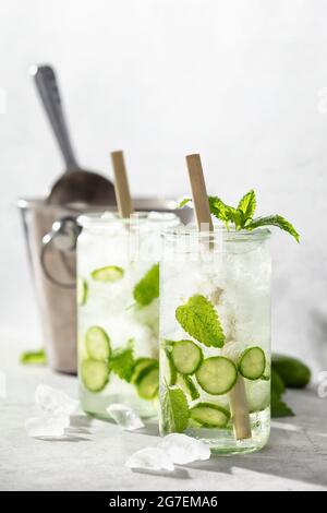 Boissons fraîches au concombre et à la menthe, limonade d'été froide. Concept de minimalisme moderne. Ombres ensoleillées Banque D'Images