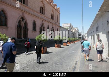 Personnes marchant dans une rue à Arequipa Pérou Banque D'Images