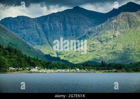 Une grande étendue d'eau avec une montagne en arrière-plan à Glencoe Banque D'Images