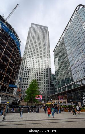 One Canada Square est un gratte-ciel dans la région de Canary Wharf, dans les Docklands de Londres. C'est le bâtiment le plus haut de Canary Wharf. Banque D'Images