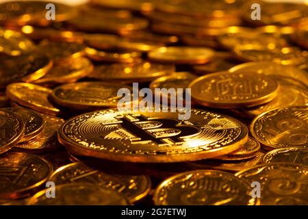 Or crypto-monnaie Bitcoin contre le fond de beaucoup d'autres pièces d'or en lumière dure. Nouveau concept de la valeur croissante de la blockchain basée Banque D'Images