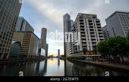 South Dock dans le quartier Canary Wharf des Docklands de Londres. Canary Wharf à gauche et South Quay à droite, vu depuis la passerelle South Quay. Banque D'Images