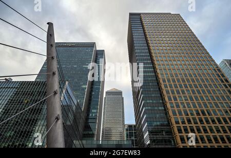 Vue sur Canary Wharf avec JP Morgan, One Canada Square et 40 Bank St. Vue depuis la passerelle South Quay traversant South Dock. Banque D'Images