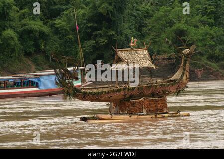 Un bateau de cérémonie fait de feuilles de palmier du festival Buon Lai Heua Fai à Luang Prabang, Mékong, Laos Banque D'Images