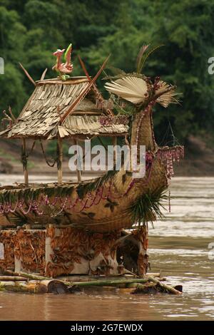 Un bateau de cérémonie fait de feuilles de palmier du festival Buon Lai Heua Fai à Luang Prabang, Mékong, Laos Banque D'Images