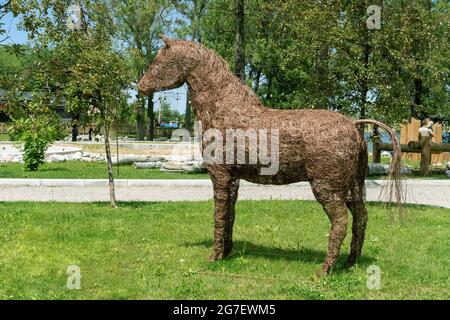 Statue en bronze d'un cheval en fil de fer. Installation de conception. Objet art. Banque D'Images