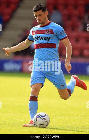 Londres, Royaume-Uni. 13 juillet 2021. Aaron Cresswell de West Ham s'est Uni en action pendant le jeu. Match amical d'avant-saison, Leyton Orient v West Ham Utd au stade Breyer Group de Leyton, Londres, le mardi 13 juillet 2021. Cette image ne peut être utilisée qu'à des fins éditoriales. Utilisation éditoriale uniquement, licence requise pour une utilisation commerciale. Aucune utilisation dans les Paris, les jeux ou les publications d'un seul club/ligue/joueur.pic par Steffan Bowen/Andrew Orchard sports Photography/Alay Live News crédit: Andrew Orchard sports Photography/Alay Live News Banque D'Images