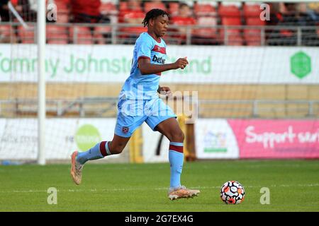 Londres, Royaume-Uni. 13 juillet 2021. Jamal Baptiste de West Ham Unis en action pendant le jeu. Match amical d'avant-saison, Leyton Orient v West Ham Utd au stade Breyer Group de Leyton, Londres, le mardi 13 juillet 2021. Cette image ne peut être utilisée qu'à des fins éditoriales. Utilisation éditoriale uniquement, licence requise pour une utilisation commerciale. Aucune utilisation dans les Paris, les jeux ou les publications d'un seul club/ligue/joueur.pic par Steffan Bowen/Andrew Orchard sports Photography/Alay Live News crédit: Andrew Orchard sports Photography/Alay Live News Banque D'Images