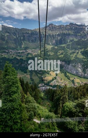 Vue aérienne panoramique de la vallée de Lauterbrunnen du téléphérique à Mürren - région de Jungfrau en été - Alpes suisses, Suisse Banque D'Images