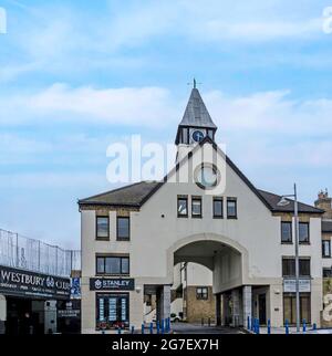 L'entrée de Malahide Marina Village à Malahide, au nord de Dublin. Il a ouvert en 1992. Banque D'Images