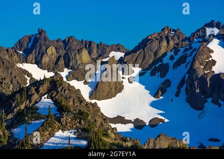 Superbes montagnes surplombant Marmot Pass dans la région sauvage de Buckhorn, la forêt nationale olympique, les montagnes Olympic, l'État de Washington, États-Unis Banque D'Images