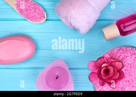 Accessoires de bain et de spa roses à plat à injection verticale. Banque D'Images