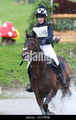 MARLBOROUGH, ROYAUME-UNI. 11 JUILLET. Erin Jennings équitation nuit Fury lors de l'événement PT Section M Cross Country au Barbury Castle International Horse Trials, Marlborough, Wiltshire, Royaume-Uni, le dimanche 11 juillet 2021. (Credit: Jon Bromley | MI News) Credit: MI News & Sport /Alay Live News Banque D'Images