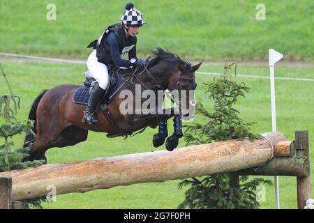 MARLBOROUGH, ROYAUME-UNI. 11 JUILLET. Erin Jennings équitation nuit Fury lors de l'événement PT Section M Cross Country au Barbury Castle International Horse Trials, Marlborough, Wiltshire, Royaume-Uni, le dimanche 11 juillet 2021. (Credit: Jon Bromley | MI News) Credit: MI News & Sport /Alay Live News Banque D'Images