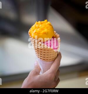 Cône de gaufrage de boules de crème glacée à la main. Dessert d'été. Mise au point sélective. Scène réelle Banque D'Images