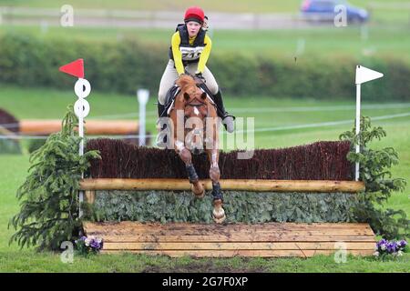 MARLBOROUGH, ROYAUME-UNI. 11 JUILLET. ADA Marson à cheval Tullibards Clover lors de l'événement PT Section M Cross Country au Barbury Castle International Horse Trials, Marlborough, Wiltshire, Royaume-Uni, le dimanche 11 juillet 2021. (Credit: Jon Bromley | MI News) Credit: MI News & Sport /Alay Live News Banque D'Images