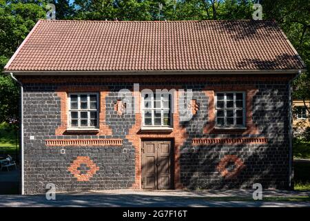 Ancien moulin du village de Fiskars. Bâtiment en brique de scories noires, construit en 1989, à Raasepori, en Finlande. Banque D'Images