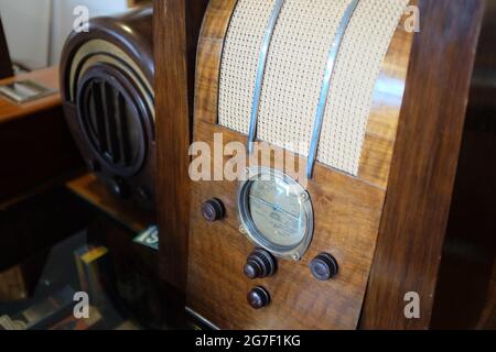 Radio en bois (Milnes Sapphire) dans le radio Workhop au Black Country Living Museum, décembre 2019 Banque D'Images