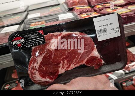 Paquets de coupes de boeuf en vente dans un supermarché de New York City, USA, 2021 Banque D'Images