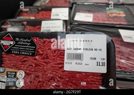 Paquets de coupes de boeuf en vente dans un supermarché de New York City, USA, 2021 Banque D'Images