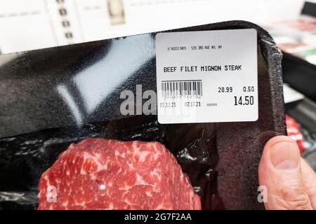 Paquets de coupes de boeuf en vente dans un supermarché de New York City, USA, 2021 Banque D'Images