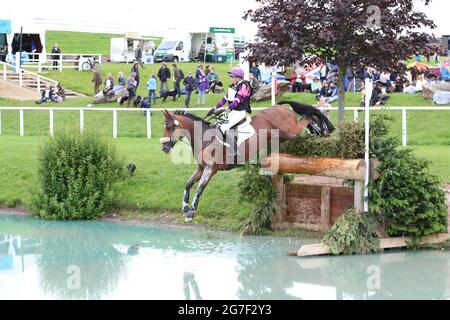 MARLBOROUGH, ROYAUME-UNI. 11 JUILLET. Ginny Howe à cheval Undalgo de Windsor pendant l'événement 4* Cross Country au Barbury Castle International Horse Trials, Marlborough, Wiltshire, Royaume-Uni, le dimanche 11 juillet 2021. (Credit: Jon Bromley | MI News) Credit: MI News & Sport /Alay Live News Banque D'Images