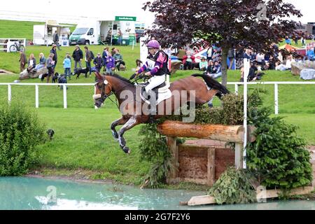 MARLBOROUGH, ROYAUME-UNI. 11 JUILLET. Ginny Howe à cheval Undalgo de Windsor pendant l'événement 4* Cross Country au Barbury Castle International Horse Trials, Marlborough, Wiltshire, Royaume-Uni, le dimanche 11 juillet 2021. (Credit: Jon Bromley | MI News) Credit: MI News & Sport /Alay Live News Banque D'Images