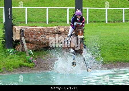 MARLBOROUGH, ROYAUME-UNI. 11 JUILLET. Ginny Howe à cheval Undalgo de Windsor pendant l'événement 4* Cross Country au Barbury Castle International Horse Trials, Marlborough, Wiltshire, Royaume-Uni, le dimanche 11 juillet 2021. (Credit: Jon Bromley | MI News) Credit: MI News & Sport /Alay Live News Banque D'Images