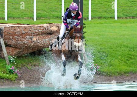 MARLBOROUGH, ROYAUME-UNI. 11 JUILLET. Ginny Howe à cheval Undalgo de Windsor pendant l'événement 4* Cross Country au Barbury Castle International Horse Trials, Marlborough, Wiltshire, Royaume-Uni, le dimanche 11 juillet 2021. (Credit: Jon Bromley | MI News) Credit: MI News & Sport /Alay Live News Banque D'Images