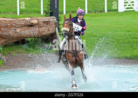 MARLBOROUGH, ROYAUME-UNI. 11 JUILLET. Ginny Howe à cheval Undalgo de Windsor pendant l'événement 4* Cross Country au Barbury Castle International Horse Trials, Marlborough, Wiltshire, Royaume-Uni, le dimanche 11 juillet 2021. (Credit: Jon Bromley | MI News) Credit: MI News & Sport /Alay Live News Banque D'Images