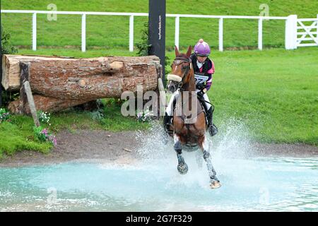 MARLBOROUGH, ROYAUME-UNI. 11 JUILLET. Ginny Howe à cheval Undalgo de Windsor pendant l'événement 4* Cross Country au Barbury Castle International Horse Trials, Marlborough, Wiltshire, Royaume-Uni, le dimanche 11 juillet 2021. (Credit: Jon Bromley | MI News) Credit: MI News & Sport /Alay Live News Banque D'Images