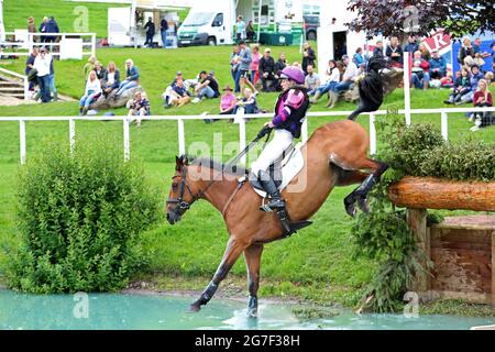 MARLBOROUGH, ROYAUME-UNI. 11 JUILLET. Ginny Howe à cheval Captain Clover, à la mode, lors de l'événement de cross-country 4* au Barbury Castle International Horse Trials, Marlborough, Wiltshire, Royaume-Uni, le dimanche 11 juillet 2021. (Credit: Jon Bromley | MI News) Credit: MI News & Sport /Alay Live News Banque D'Images